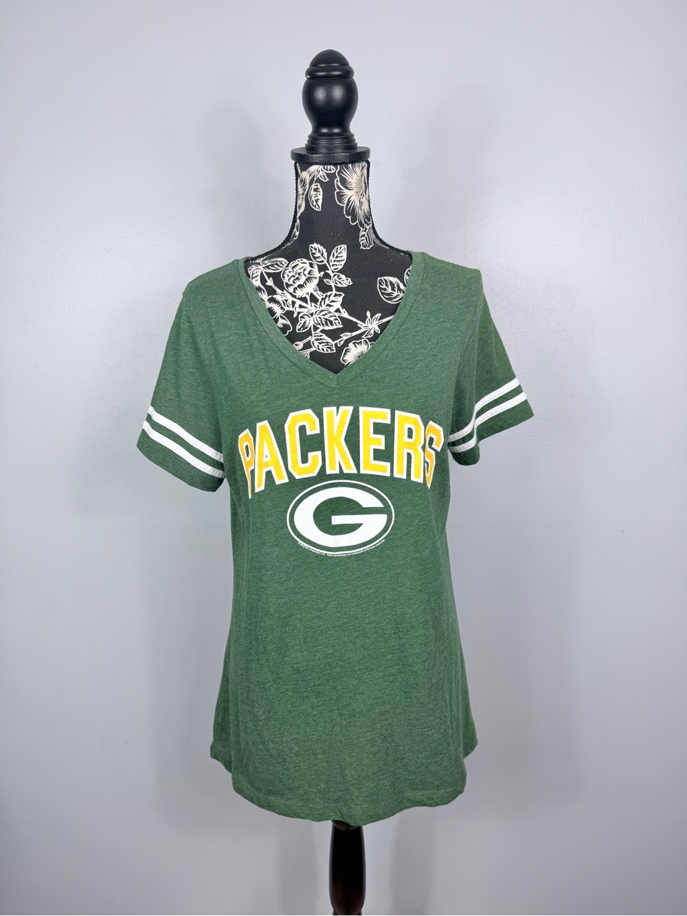 NFL Team Apparel green Green Bay Packers v neck large logo top size large
